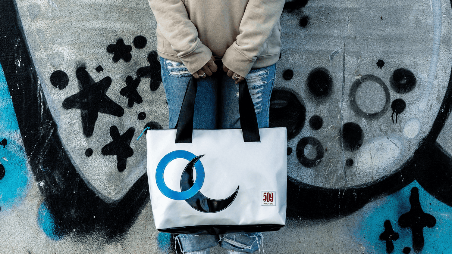 Borsa donna shopper artigianale in materiale riciclato modello ZEPHYR pezzo unico.