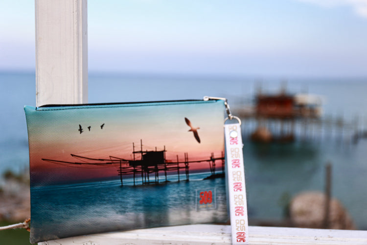 Pochette in materiale riciclato con Vasto sulla Costa dei Trabocchi in Abruzzo